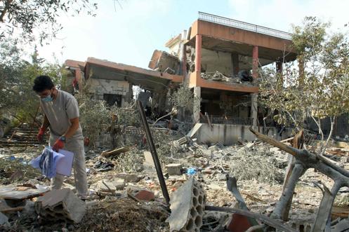 7 Kasım 2025 gecesi Güney Lübnan'daki Kfar Dounine köyünde İsrail hava saldırısının hedef aldığı bir yer.