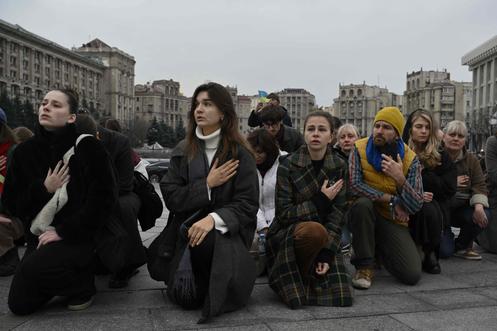 Ukraynalı asker Kostiantyn Huzenko'nun (28) yakınları, 7 Kasım 2025'te Kiev'in merkezinde düzenlenen cenaze töreninde diz çöküyor.