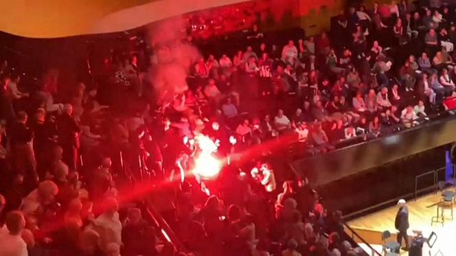 Une capture d’écran montrant des incidents survenus dans la salle Pierre-Boulez de la Philharmonie de Paris, où une personne allume un fumigène lors d’un concert de l’Orchestre philharmonique d’Israël, à Paris, le 6 novembre 2025. 
