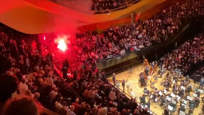 Une capture d’écran montrant des incidents survenus dans la salle Pierre-Boulez de la Philharmonie de Paris, où une personne allume un fumigène lors d’un concert de l’Orchestre philharmonique d’Israël, à Paris, le 6 novembre 2025. 