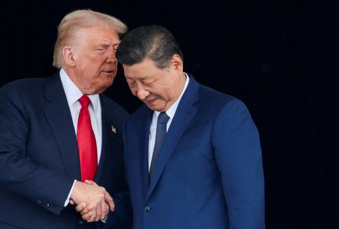 Le président américain Donald Trump et le président chinois Xi Jinping échangent quelque mots au moment de quitter l’aéroport international de Gimhae après une réunion bilatérale, en marge du sommet de la Coopération économique Asie-Pacifique (APEC), à Busan, en Corée du Sud, le 30 octobre 2025. 