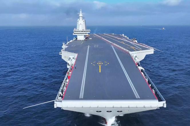 Capture d’écran d’une vidéo du ministère de la défense chinois montrant le porte-avions «&nbsp;Fujian&nbsp;», lors d’essais en mer en mai 2024.