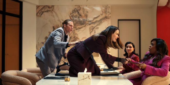 Matthew Noszka (Chase Munroe), Sarah Paulson (Carrington Lane), Kim Kardashian (Allura Grant) et Niecy Nash (Emerald Greene) dans la série « All’s Fair », créée par Ryan Murphy, Jon Robin Baitz et Joe Baken. 