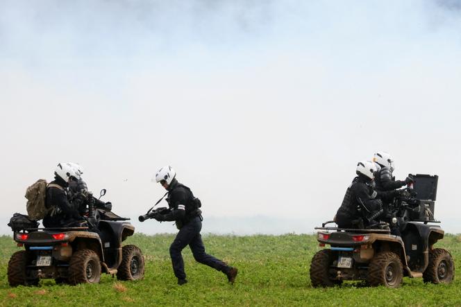 Lors de la manifestation organisée sur le chantier de mégabassine de Sainte-Soline (Deux-Sèvres), le 25 mars 2023.