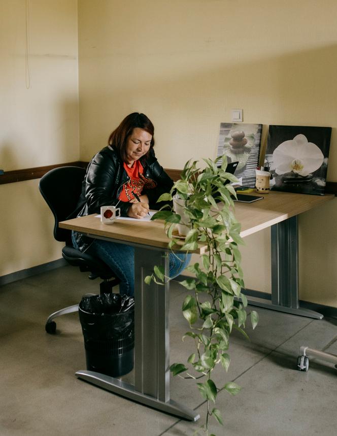 Emilie Arlhac, administrative assistant of the professional rehabilitation platform, at the University Hospital of Montpellier, on October 22, 2025.
