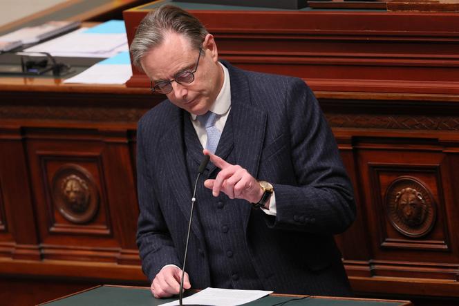 Le premier ministre belge, Bart De Wever, s’adresse aux députés lors d’une séance plénière du Parlement fédéral à Bruxelles, le 6 novembre 2025.