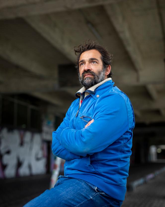 Mathieu est un survivant du Bataclan. Dix ans plus tard, il souffre toujours de troubles de stress post-traumatique. A Paris, le 6 novembre 2025.