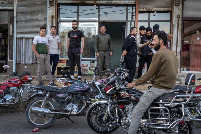 Un groupe d’hommes du village syrien de Joubata Al-Khachab, bordant la zone démilitarisée, le 2 novembre 2025. 