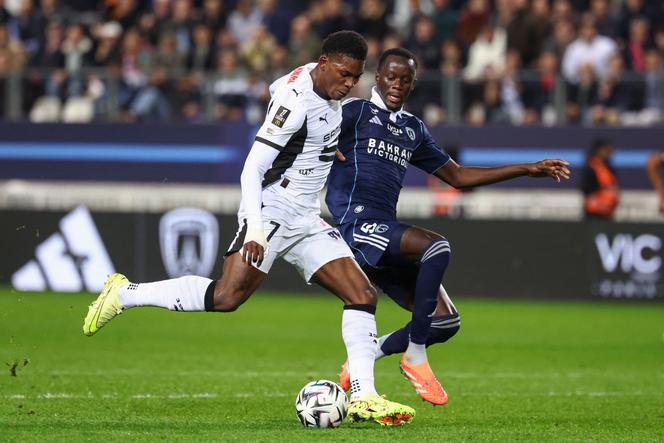 Le Rennais Breel Embolo (maillot blanc) buteur contre le Paris FC, au stade Jean-Bouin, à Paris, le 7 novembre 2025.
