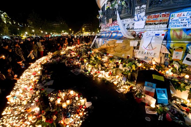 Un mémorial improvisé en hommage aux victimes des attentats de Paris, place de la République, le 15 novembre 2015.