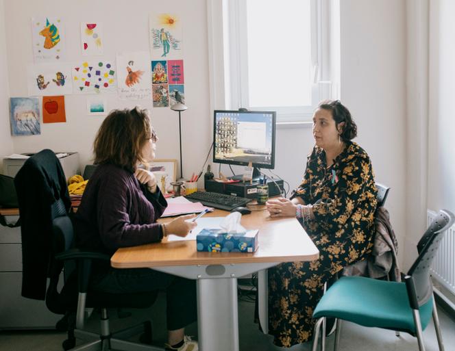 Marisa Da Silva (right), an apprentice supported by the Professional Rehabilitation Platform, meeting with Raphaëlle Bouteiller (left), 