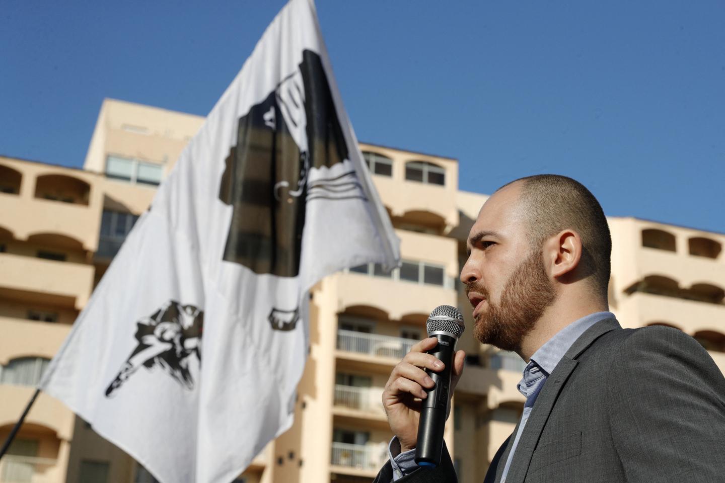 Pour s’implanter en Corse, le RN infléchit sa ligne jacobine et s’allie aux identitaires