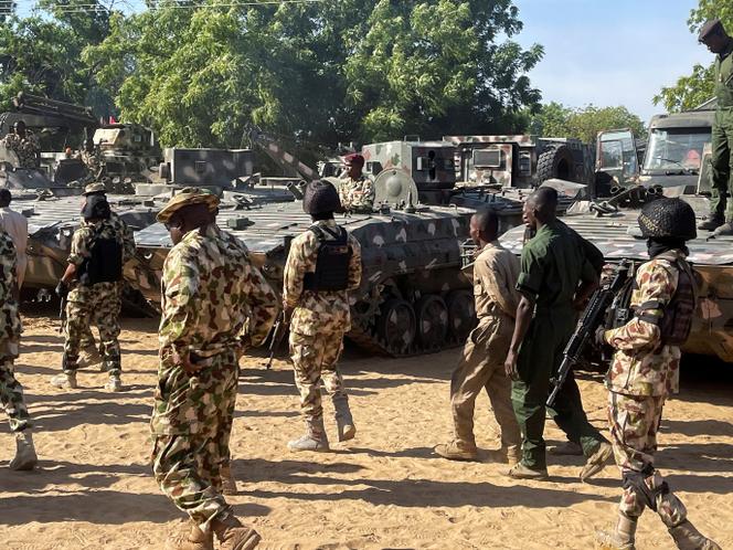 Des soldats nigérians lors d’une visite du chef de l’armée au camp Maimalari, à Maiduguri, dans l’Etat de Borno, au Nigeria, le 7 novembre 2025. 