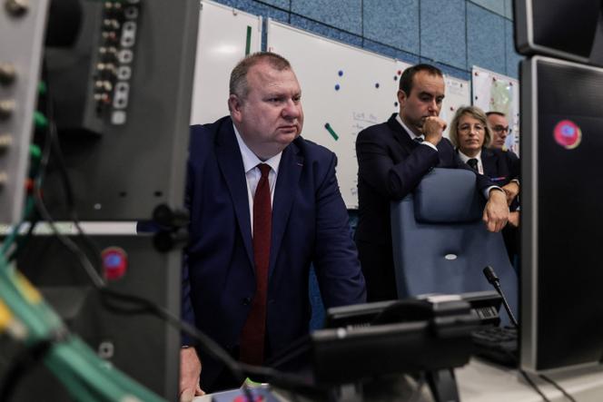 Le délégué général pour l’armement, Emmanuel Chiva (à gauche), et Sébastien Lecornu, alors ministre des armées, sur le site de lancement de la direction générale de l’armement, à Biscarrosse (Landes), le 30 septembre 2022.
