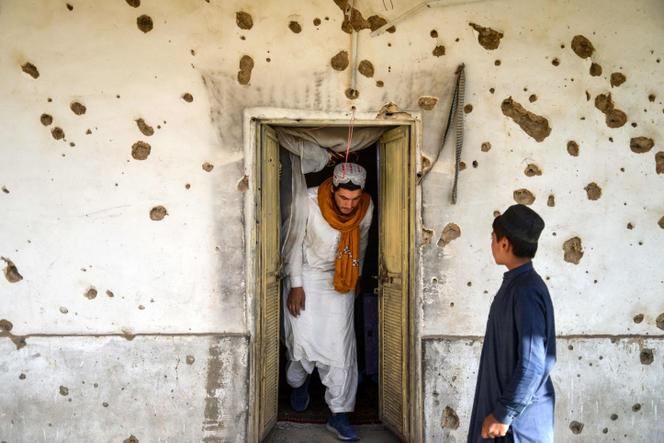 Un homme inspecte une maison endommagée à la suite d’un tir transfrontalier provenant d’un bombardement d’artillerie pakistanais, dans un village du district de Spin Boldak, à Kandahar, en Afghanistan, le 7&nbsp;novembre&nbsp;2025.