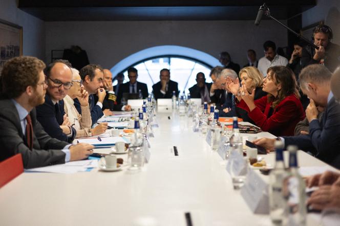 Le premier ministre, Sébastien Lecornu, et les présidents de région, lors du congrès annuel des Régions, à Versailles, le 6 novembre 2025.