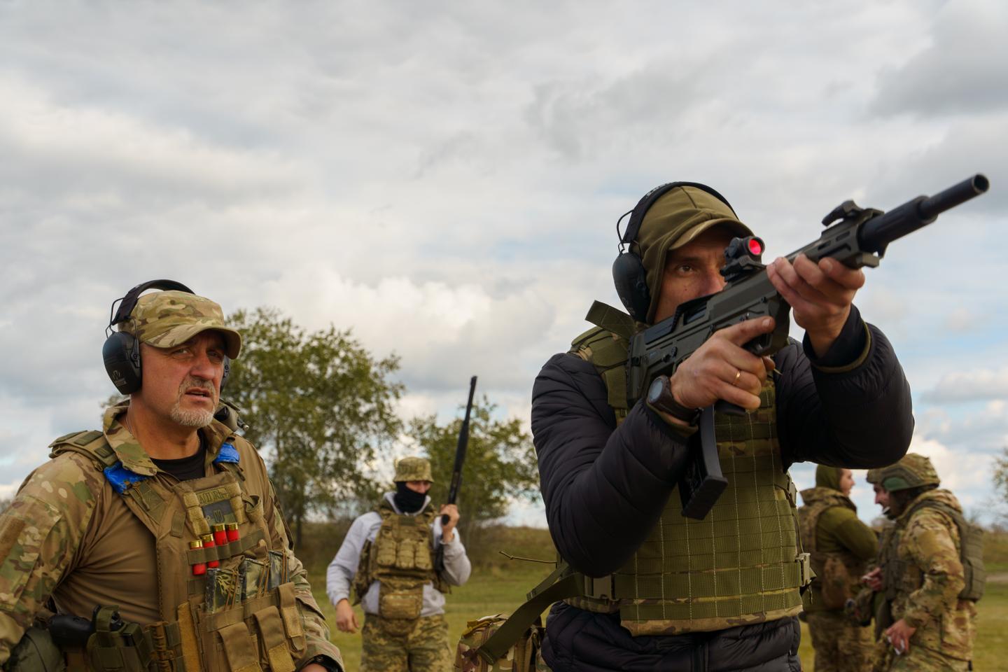 En Ukraine, le fusil à grenaille est devenu l’arme de la dernière chance contre les drones FPV