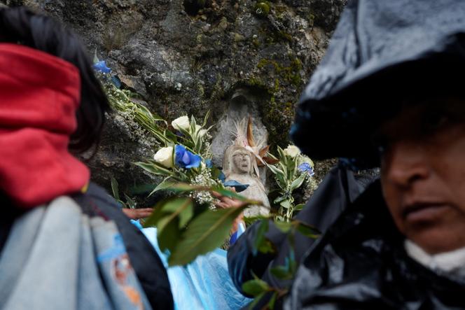 Offrandes à la Vierge des eaux, au Quimsacocha, dans la province d’Azuay, lors d’une marche pour protester contre l’obtention d’une licence par le groupe Dundee Precious Metals, le 19 juillet 2025.