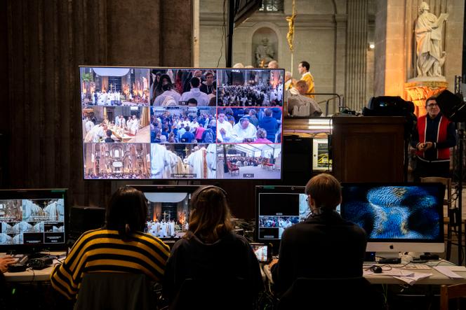 Retransmission de la messe lors du congrès Mission, dans l’église Saint-Sulpice, à Paris, le 1er octobre 2022. 