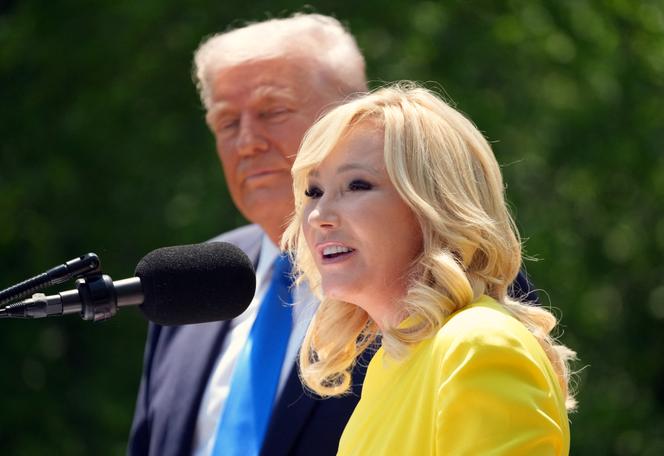 Paula White, télévangéliste et directrice du « bureau de la foi » de l’administration Trump, dans la roseraie de la Maison Blanche, à Washington, le 1er mai 2025.
