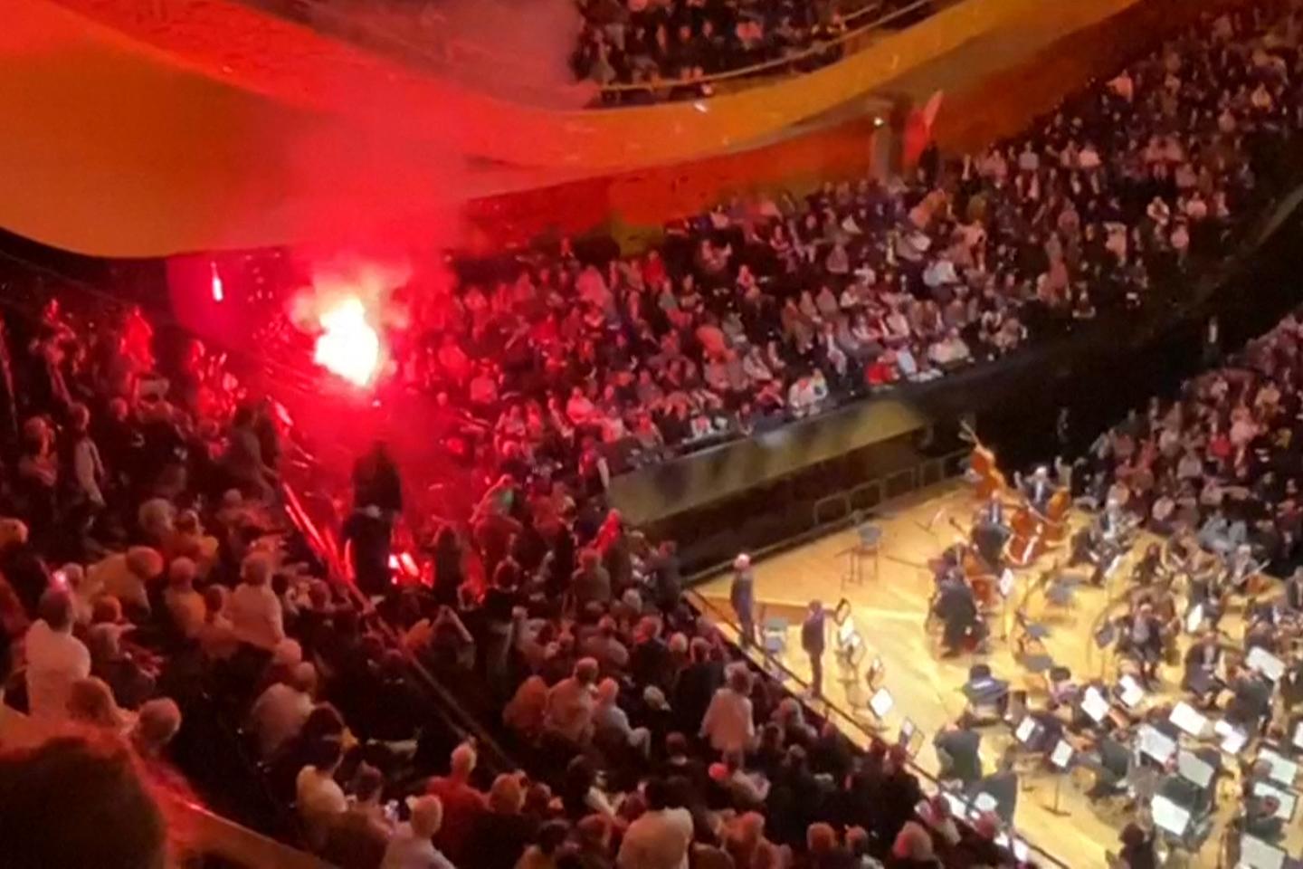 Réactions indignées après des perturbations lors du concert parisien de l’Orchestre philharmonique d’Israël Réactions indignées après des perturbations lors du concert parisien de l’Orchestre philharmonique d’Israël