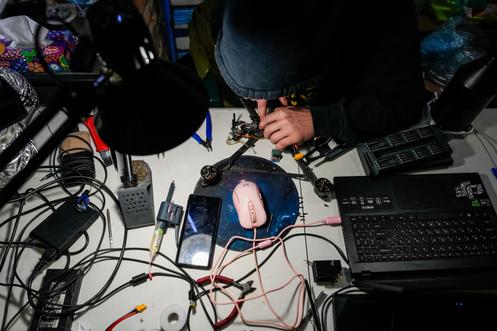 7 Kasım 2025'te Ukrayna'nın Harkov Oblastı'ndaki bir drone montaj atölyesinde.