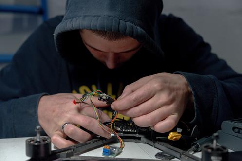 Bir asker, 7 Kasım 2025'te Ukrayna'nın Harkov Oblastı'nda bir drone monte ediyor.