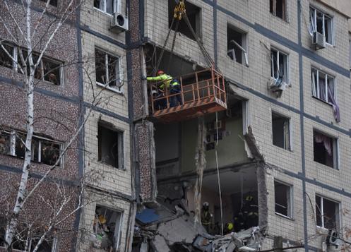 Des secouristes interviennent sur le site d’un immeuble d’habitation touché par une frappe de drone russe, à Dnipro, en Ukraine, le 8&nbsp;novembre 2025.