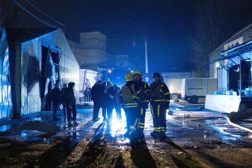 Des pompiers interviennent sur le site d’une attaque de drone russe, à Kiev, le 8 novembre 2025.