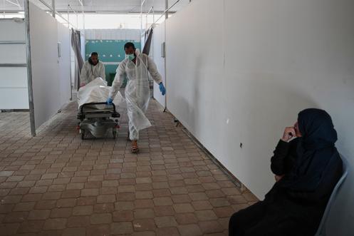 Ateşkes anlaşması kapsamında İsrail'den geri getirilen Filistinlilerin cenazeleri, 8 Kasım 2025'te Gazze Şeridi'nin Han Yunus kentindeki Nasır Hastanesi'ne naklediliyor.