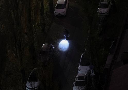 Dans une rue de Kiev, le 8 novembre 2025, lors d’une panne de courant provoquée par des frappes de missiles et de drones russes.