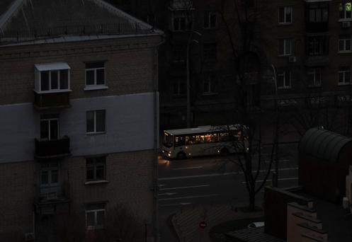 Lors d’une panne de courant provoquée par des frappes de missiles et de drones russes, à Kiev, le 8 novembre 2025.