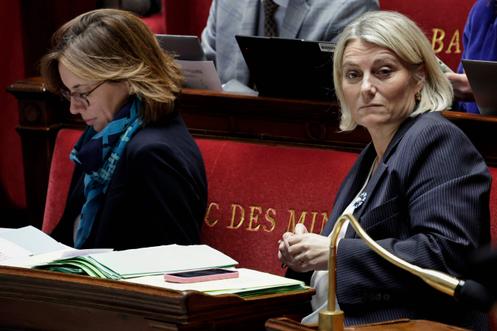 Sağlık Bakanı Stéphanie Rist (sağda) 8 Kasım 2025'te Paris'teki Ulusal Meclis'te.