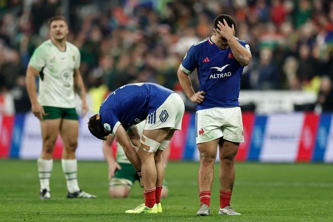 Les joueurs du XV de France après leur défaite contre l’Afrique du Sud, au Stade de France, à Saint-Denis (Seine-Saint-Denis), le&nbsp;8&nbsp;novembre&nbsp;2025.