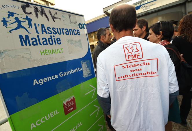 Un médecin portant un t-shirt où l’on peut lire «&nbsp;Médecin irremplaçable&nbsp;» manifeste devant un bureau de l’Assurance Maladie de la région Hérault à Montpellier, dans le sud de la France, le 13&nbsp;novembre 2015.