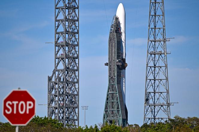 La fusée New Glenn de Blue Origin sur le pas de tir, à la base spatiale de Cape Canaveral (Floride), le 8 novembre 2025.