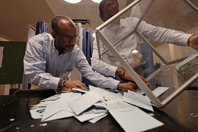 Dépouillement des votes du second tour des élections législatives dans un bureau de vote du Port, sur l’île de La Réunion, le 7&nbsp;juillet 2024.