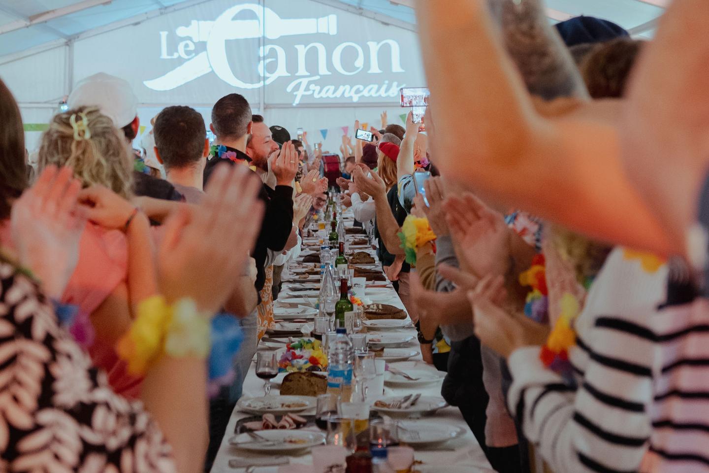 Les banquets géants du Canon français, « la promesse d’un entre-soi rassurant, avec le divertissement en prime » Les banquets géants du Canon français, « la promesse d’un entre-soi rassurant, avec le divertissement en prime »