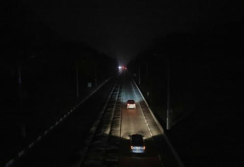 Dans le centre-ville de Kharkiv, toujours plongé dans le noir, le 8 novembre 2025, à la suite de frappes russes sur les infrastructures énergétiques du pays pendant la nuit de vendredi à samedi.