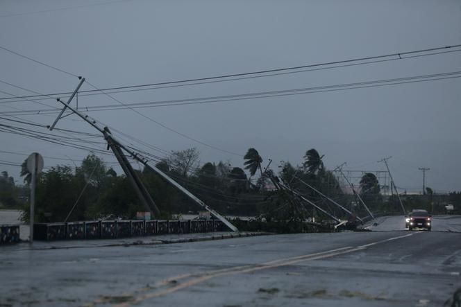 Le long d’une autoroute à Polangui, dans la province d’Albay, au sud de Manille, le 9 novembre 2025.