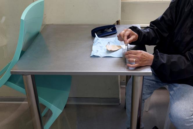 Un utilisateur se prépare à fumer du crack, à la salle de consommation à moindre risque de Strasbourg, le 4 juin 2025.