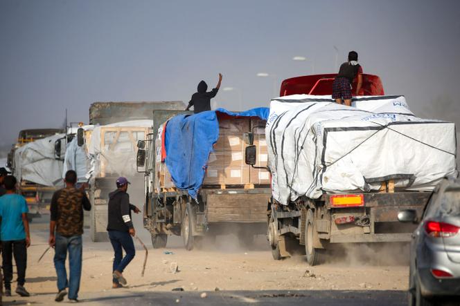 Des camions circulant sur la route Salah Al-Din, dans le centre de la bande de Gaza, près de Deir Al-Balah, le 9 novembre 2025.