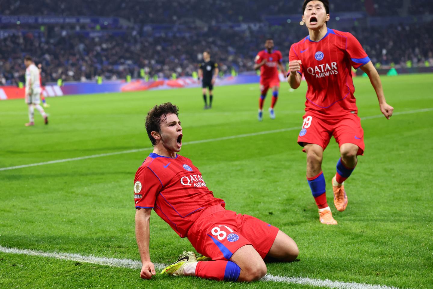 Le PSG s’impose dans les dernières secondes à Lyon et reprend la tête de la Ligue 1