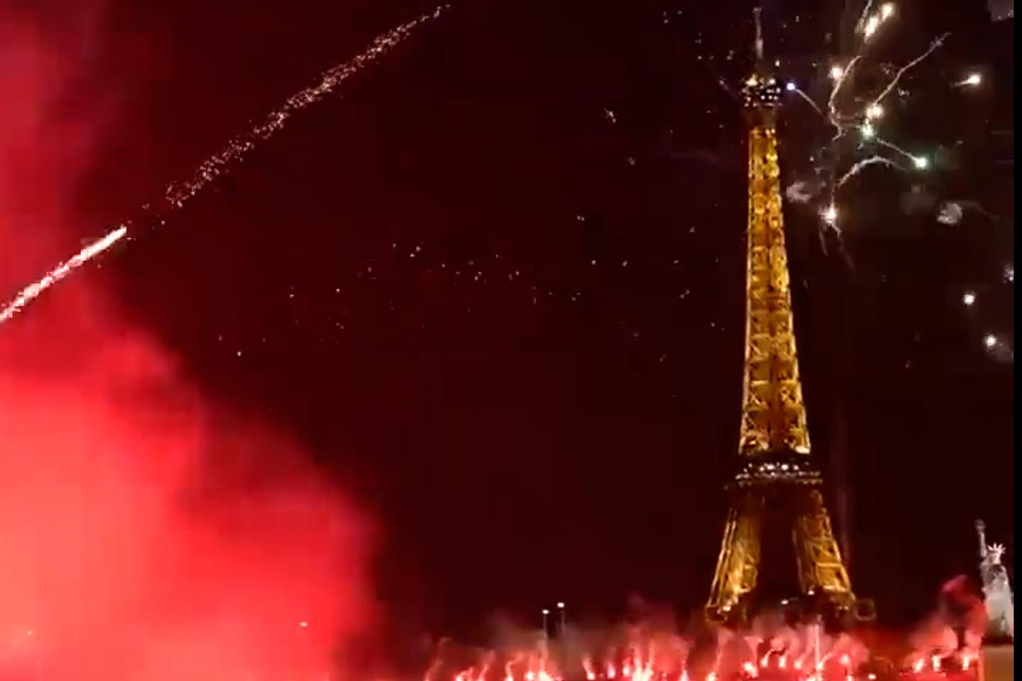 Les supporteurs du club de foot de Casablanca illuminent Paris Les supporteurs du club de foot de Casablanca illuminent Paris