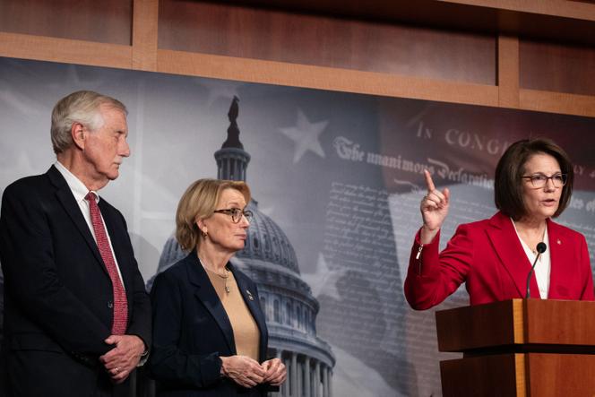 La sénatrice démocrate Catherine Cortez Masto (au pupitre) et ses collègues, lors d’une conférence de presse, au Capitole, à Washington, le 9&nbsp;novembre 2025.