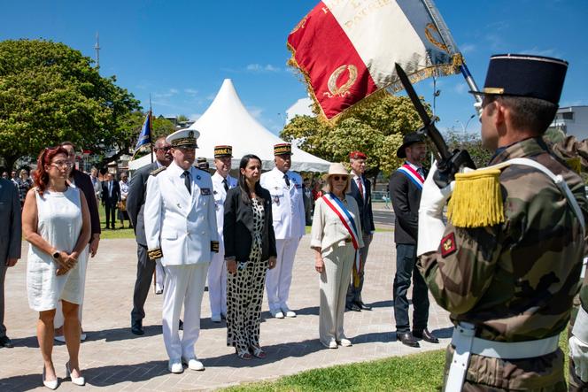 A Ministra Francesa das Relações Exteriores, Naïma Moutchou, durante uma cerimônia de boas-vindas em Nouméa, Nova Caledônia, 10 de novembro de 2025.