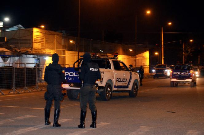 Des policiers montent la garde à l’entrée de la prison de Machala (Équateur), après des émeutes armées dans l’enceinte pénitentiaire, le 9 novembre 2025.