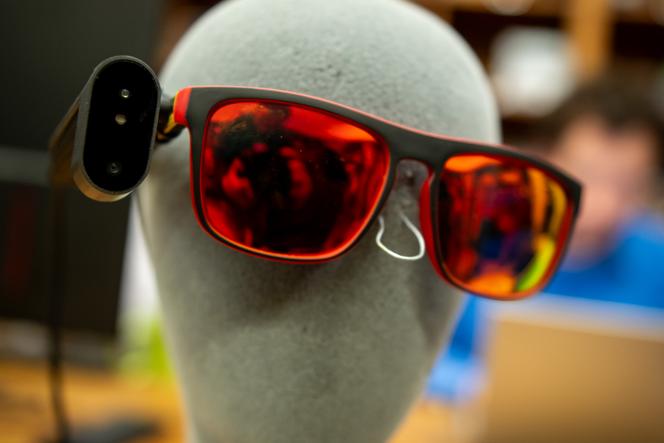 Une mini-caméra filme l’environnement en 3D, puis analyse ces informations grâce à l’intelligence artificielle et les transmet via une ceinture lombaire haptique, portée par la personne non voyante, dans les locaux de l’entreprise Artha, à Paris, le 3 novembre 2025. 