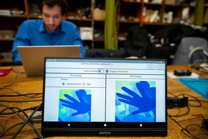 Les développeurs tentent de transmettre, via une ceinture haptique (tactile), une perception de la proximité et la taille des objets, à destination des personnes malvoyantes. A Paris, le 3 novembre 2025.