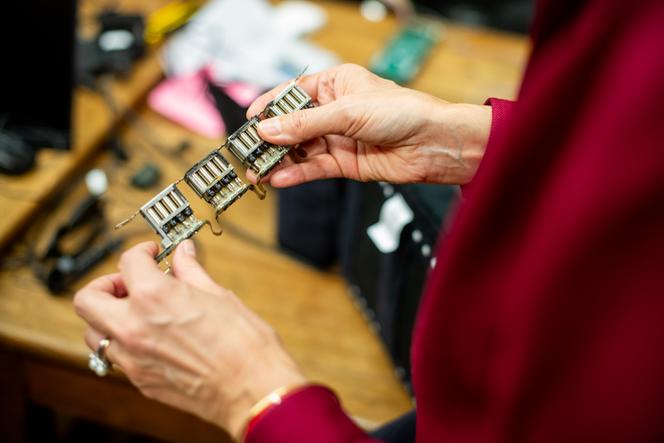 Les picots intégrés à la ceinture lombaire envoient des impulsions dans le dos des personnes non voyantes, dans le but de leur transmettre une perception de leur environnement. A Paris, le 3 novembre 2025.